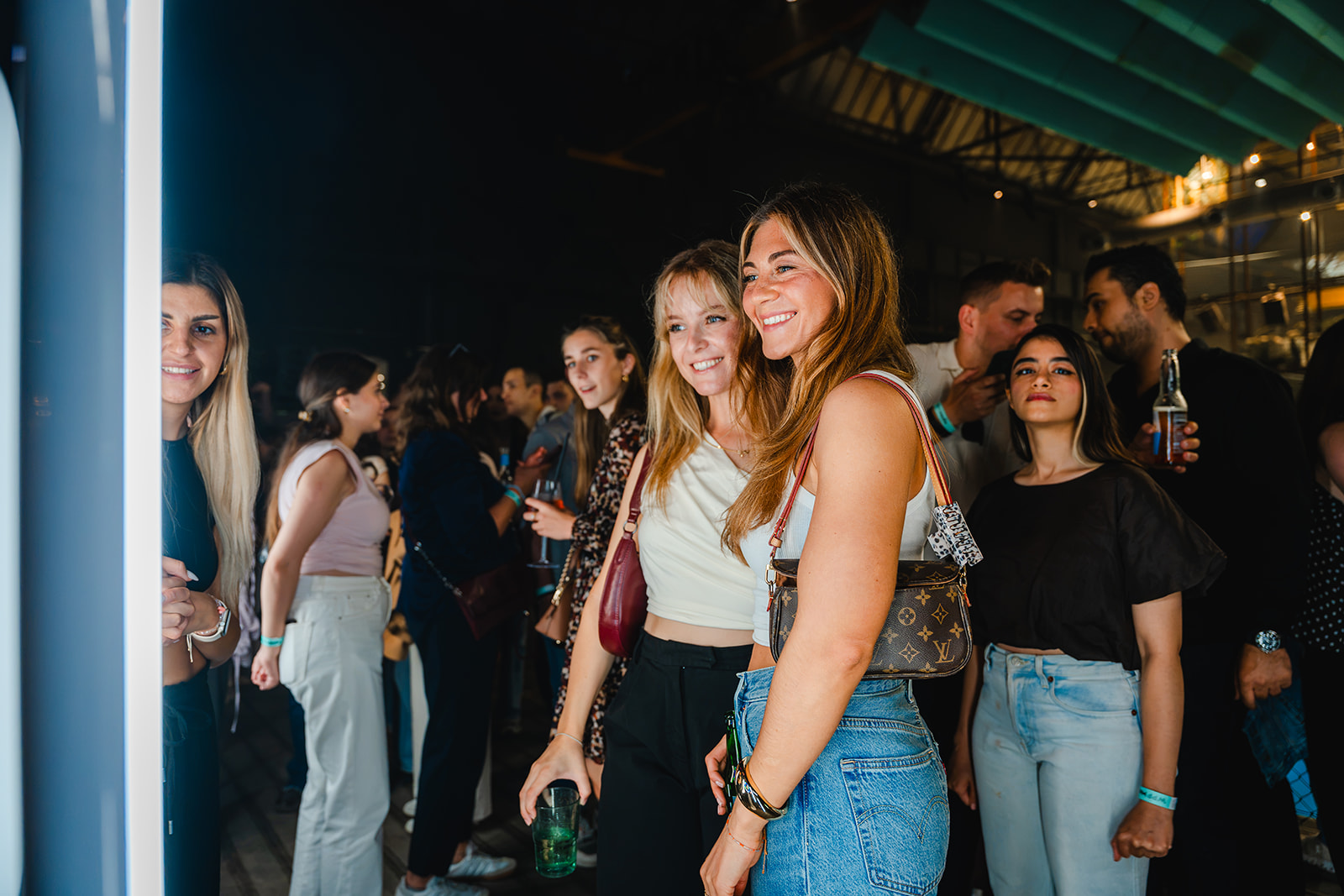Gäste posieren vor der Fotobox beim WPP Media Sommerfest